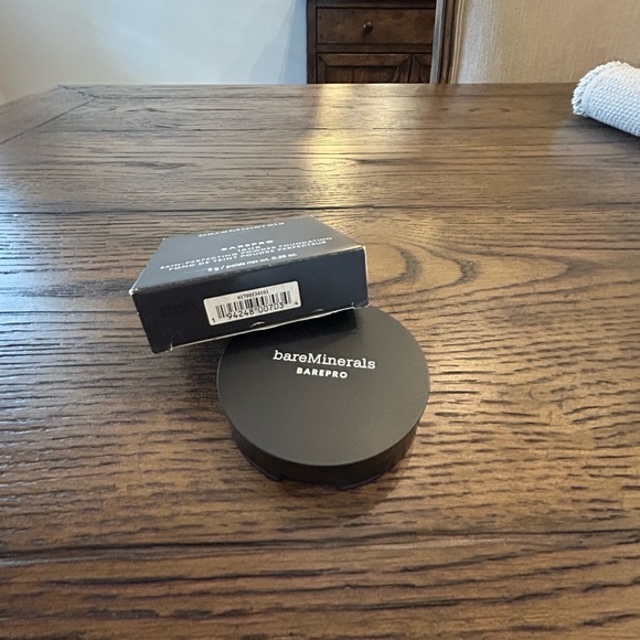 bareMinerals BAREPRO 16-HR Skin-Perfecting
Powder Foundation - Picture 6 of 10
